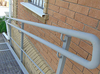 Металевий поручень пандуса, до стіни