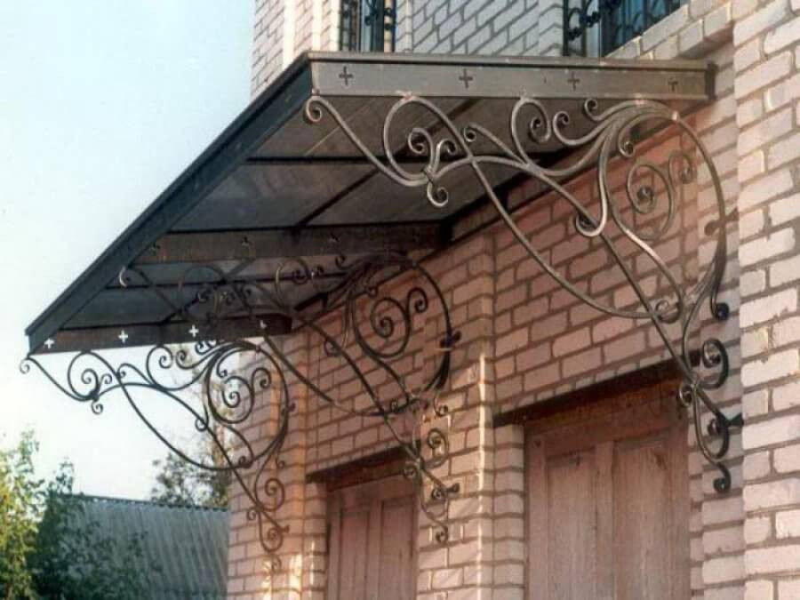 Кований навіс над ґанком