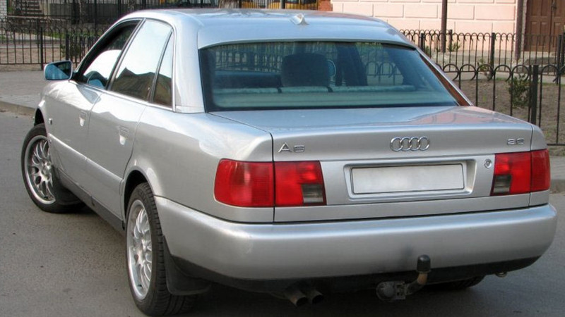 Бленда на Ауди 100 С4 (Audi 100 C4), накладка на заднє скло