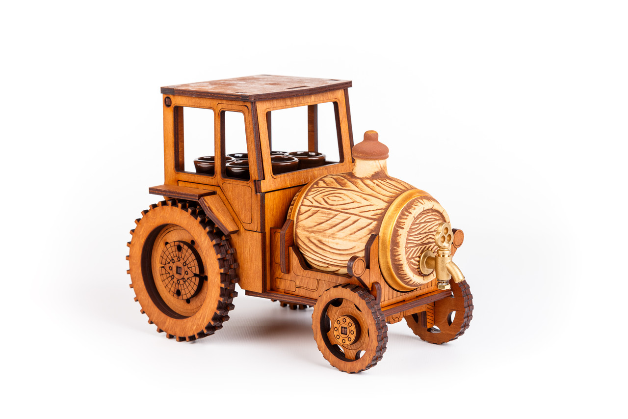 Чоловічий подарунковий дерев'яний міні-бар ручної роботи Трактор, сувенір з чарками і бочкою, фото 1