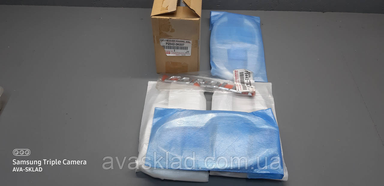 Комплект накладок оригінал TOYOTA PZ0420K037
