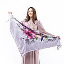 Атласна хустка з квітковим принтом 120х120см Бузкова, фото 5