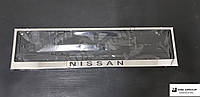 Рамка номерного знака c надписью и логотипом "Nissan"