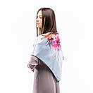 Атласна хустка з квітковим принтом 90х90см Сіра, фото 5