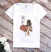 Женская белая футболка с принтом "Девушка с розами"