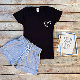 Жіночий річний комплект чорна футболка з принтом "Недорисованное серце" і сірі шорти