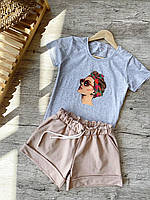 Женский летний комплект серая футболка с принтом "Косынка" и бежевые шорты