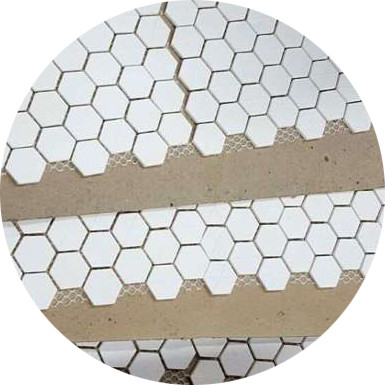 Керамічна футерівка Al2O3 92% 3x12x20 керамічна мозаїка на єдиній підкладці 500х500 мм