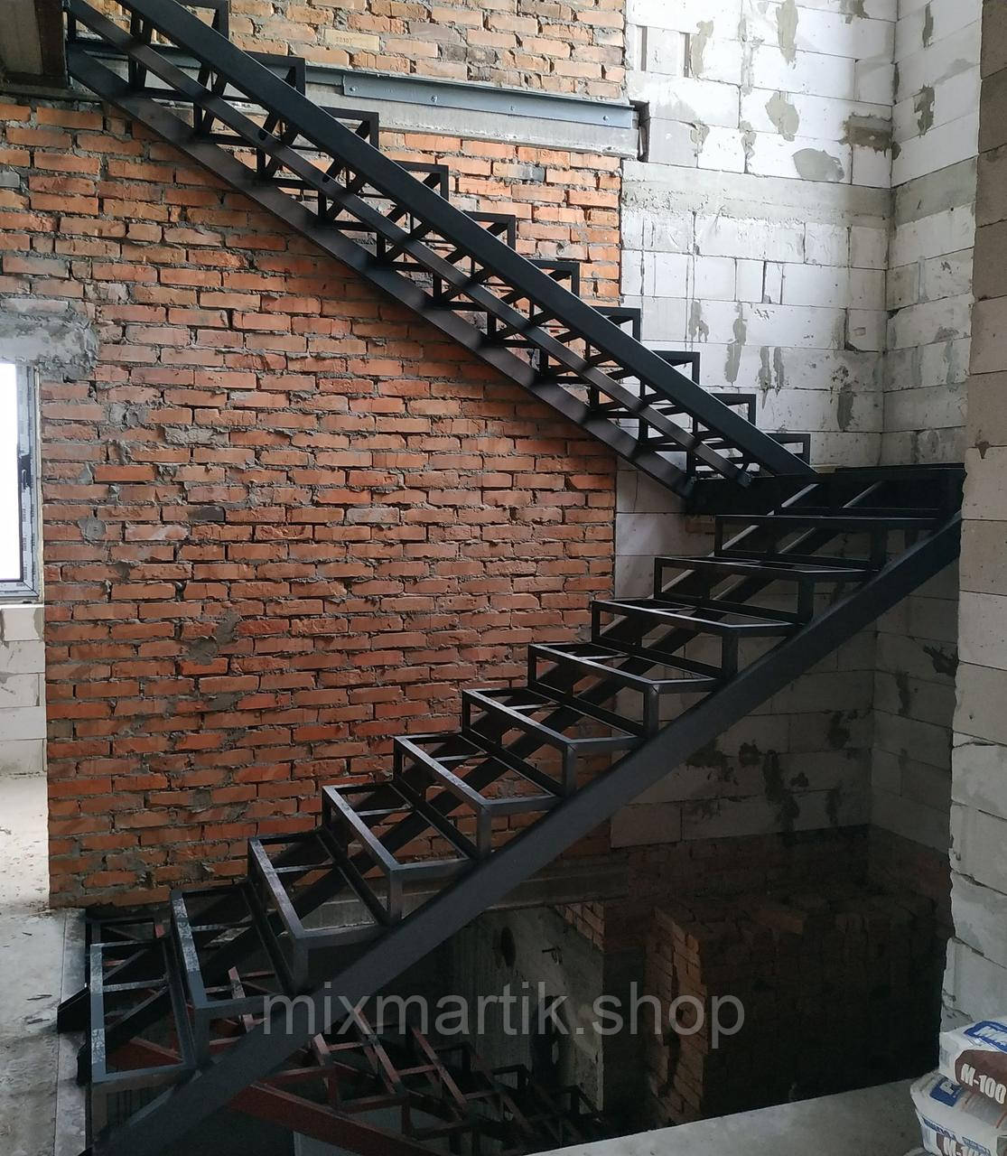 Металлический каркас лестницы с площадкой