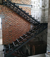 Металлический каркас лестницы с площадкой