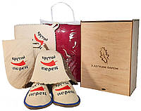 Подарочный набор для бани и сауны мужской Крутой перец в фанерной сувенирной коробке с бордовым парео