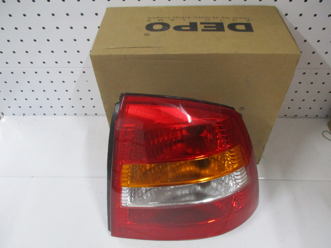 Ліхтар задній правий DEPO 442-1916R-UE OPEL ASTRA G 98 -> хетчбек