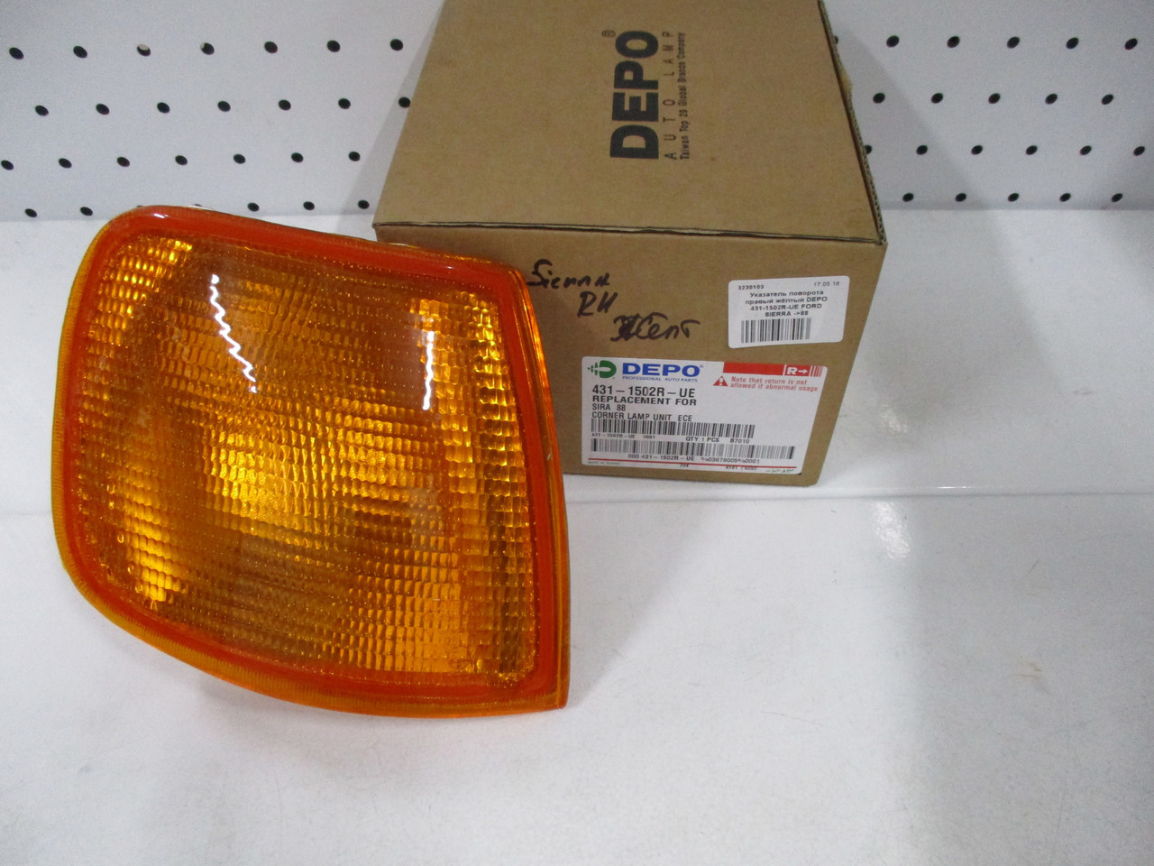 Покажчик повороту правий жовтий DEPO 431-1502R-UE FORD SIERRA 88 ->