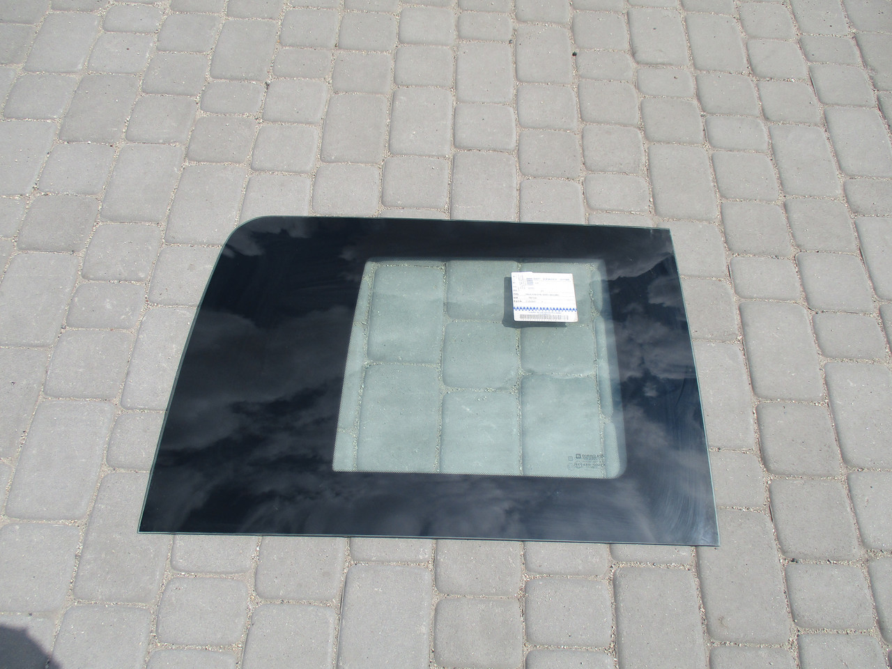 Скло заднє праве на кузові URS K8412374 794 794x536 VOLKSWAGEN CADDY III 03 ->