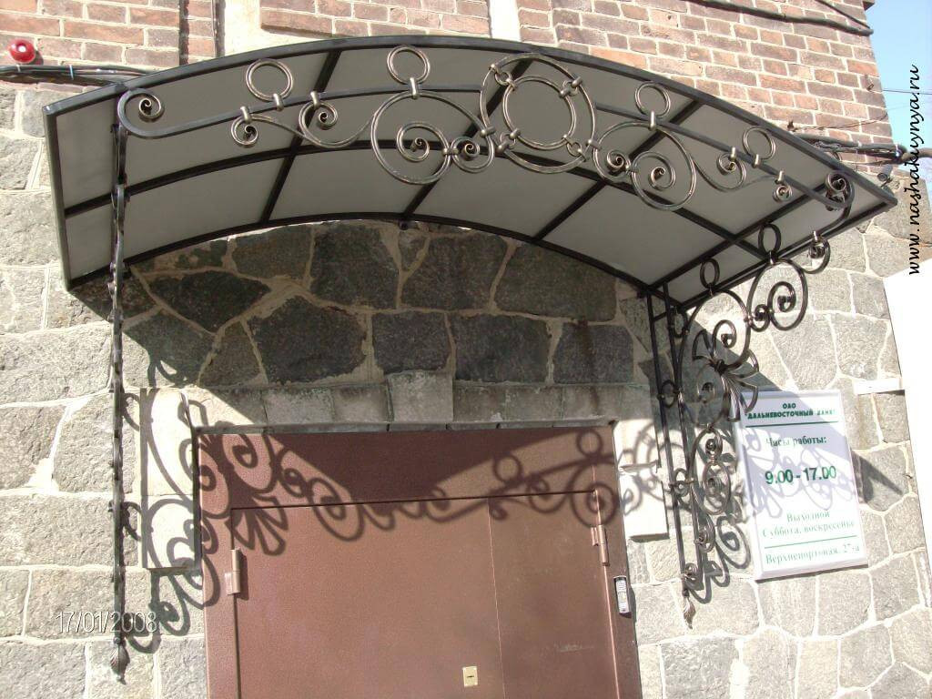 Дашок над ґанком із металу