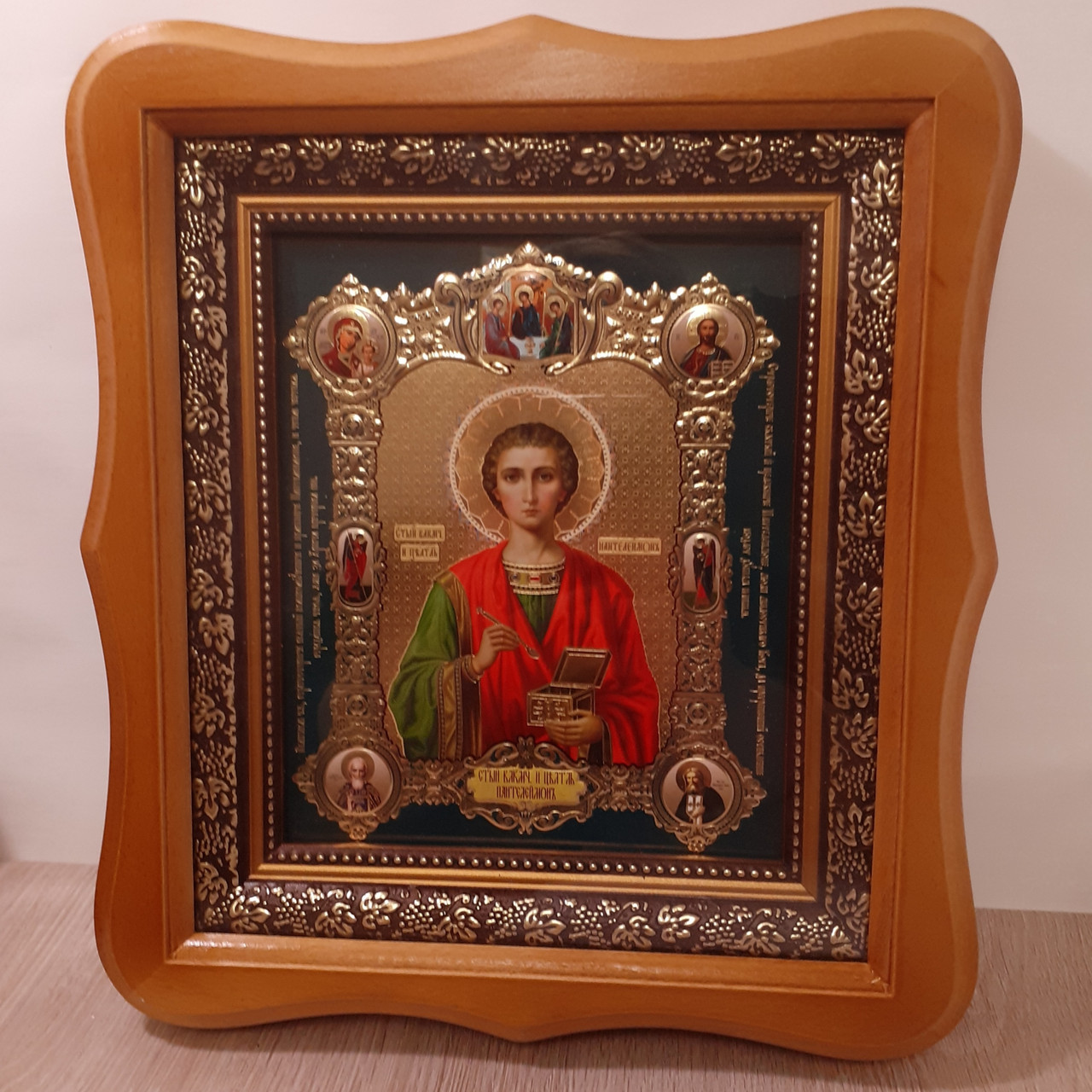 Ікона Пантелеймон святий великомученик і цілитель, лик 15х18 см, у світлому дерев'яному кіоті.