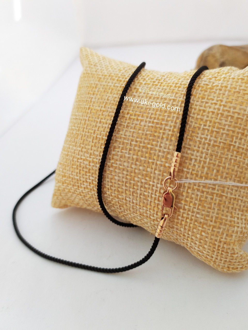 Чорний шнурок на шию з золотим замком