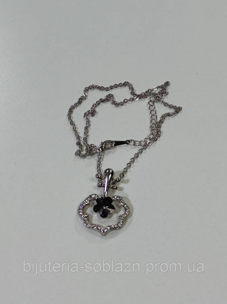 Серебристая Серая подвеска цепочка на шею с кулоном со стразами белые и черный - фото 1 - id-p1412500692