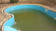 Одновременно с заливкой бетона бассейн наполняется водой с опережением в 15-20см, чтобы бетон не выдавил стенки чаши во внутрь