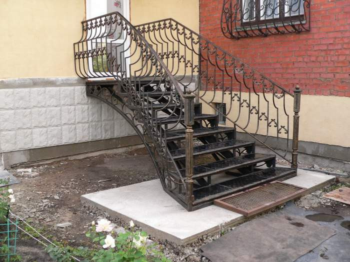 Красива кована драбина