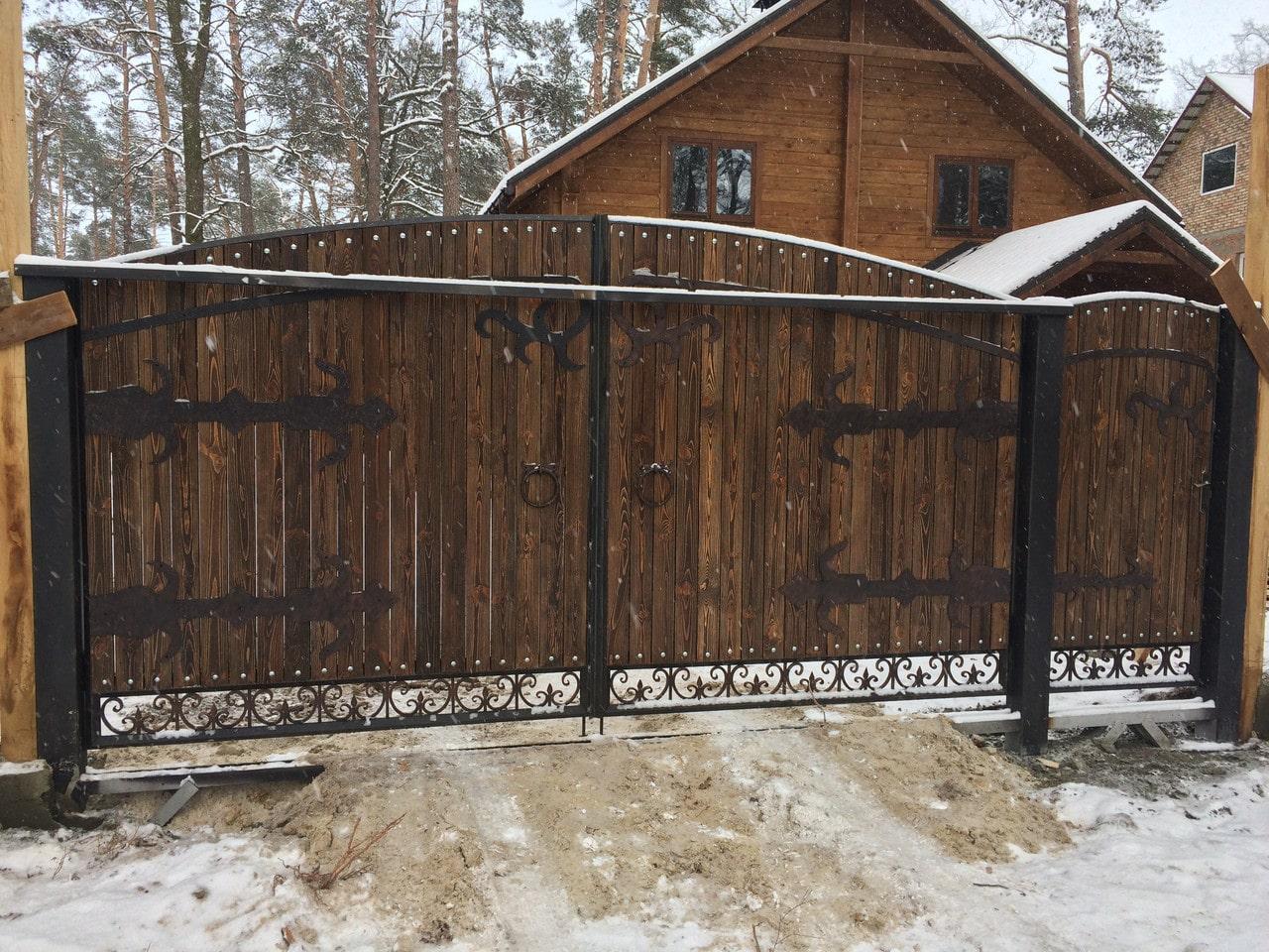 Розсувні ворота з дерева