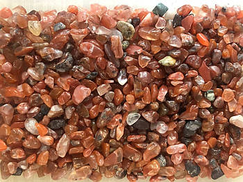 Натуральний камінь крихти оброблений коричневий Сердолик 4-9 мм 10 грамів
