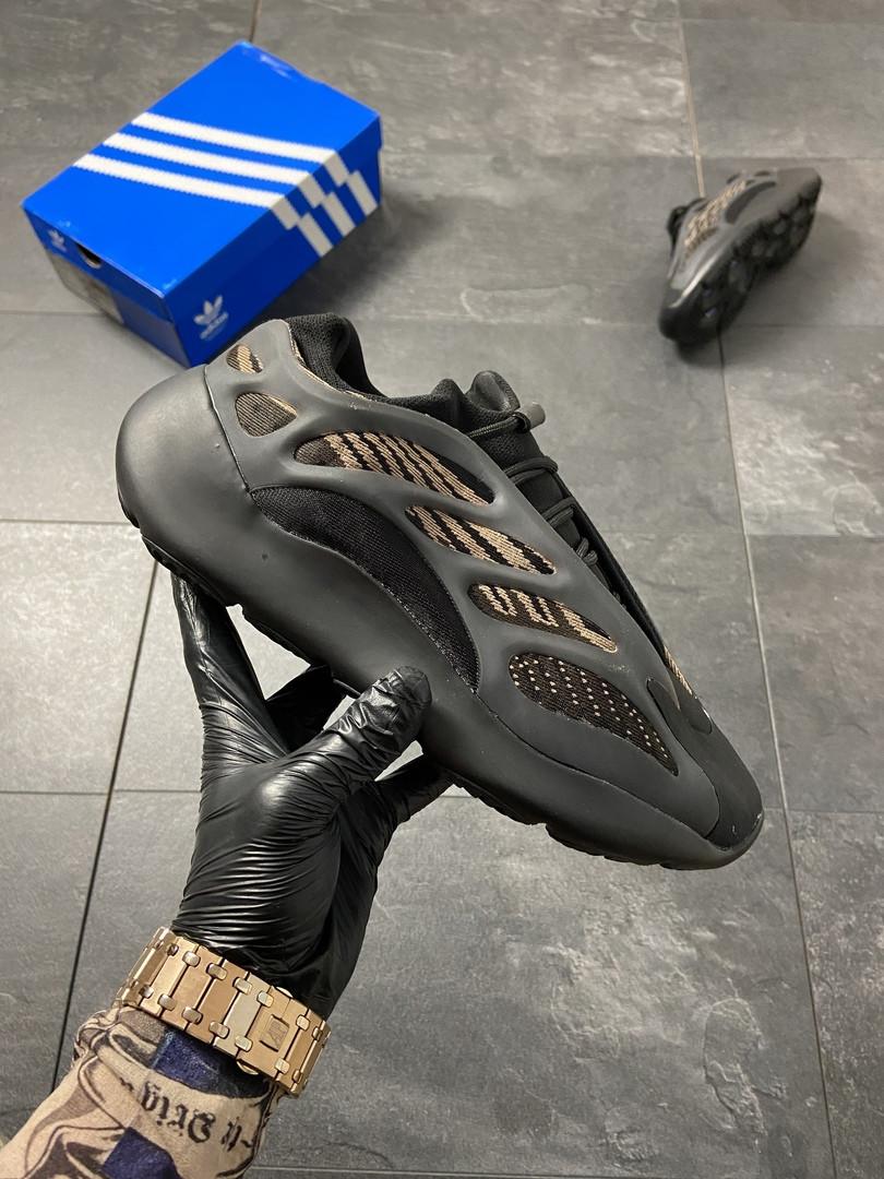 Мужские / женские кроссовки Adidas Yeezy Boost 700 V3 Black Brown, черные кроссовки адидас изи буст 700 в3 - фото 2 - id-p1414523844