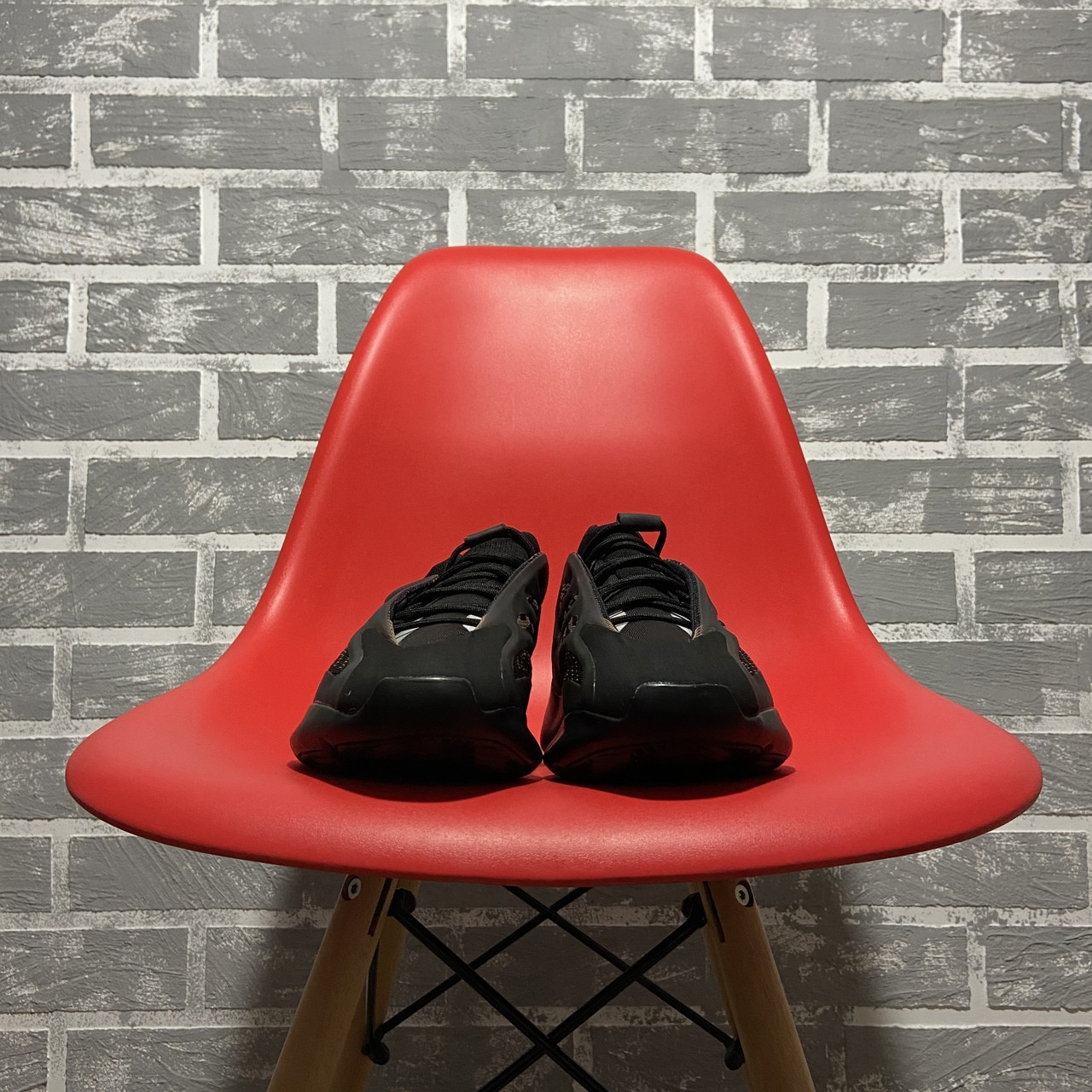 Мужские / женские кроссовки Adidas Yeezy Boost 700 V3 Black Brown, черные кроссовки адидас изи буст 700 в3 - фото 9 - id-p1414523844