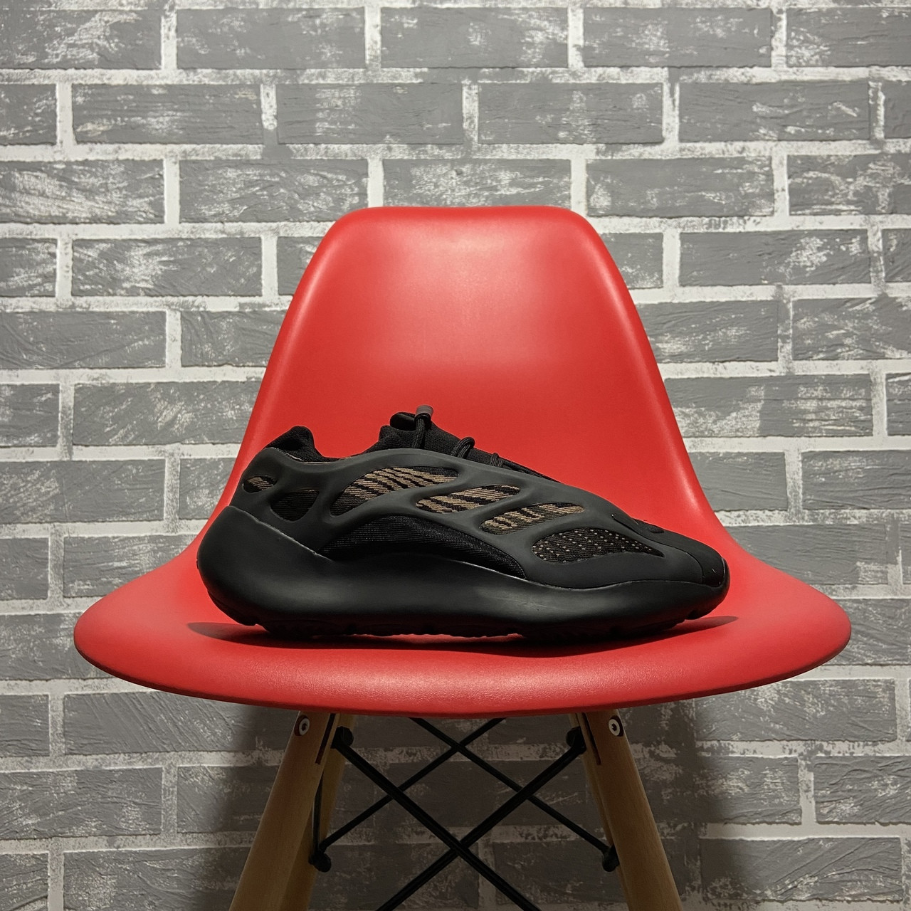 Мужские / женские кроссовки Adidas Yeezy Boost 700 V3 Black Brown, черные кроссовки адидас изи буст 700 в3 - фото 7 - id-p1414523844