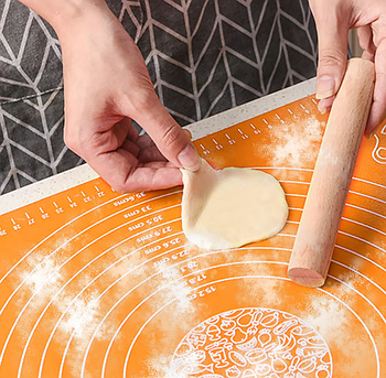 Силіконовий килимок для випікання та розкачування тіста 35х43 см, жовтогарячий (KG-2518)