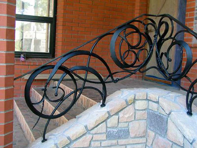 Металеві бильця в під'їзді