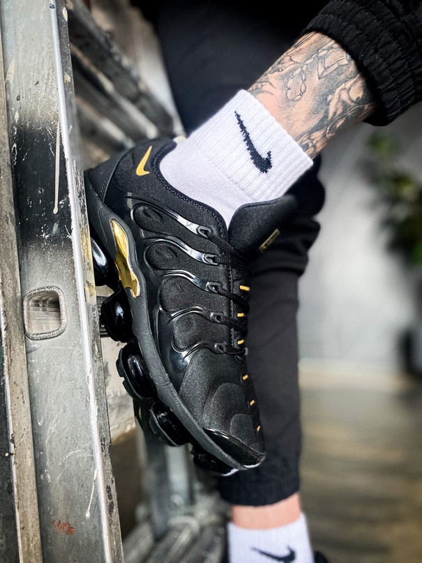 Чоловічі кросівки Nike Air VaporMax Plus чорні з золотом
