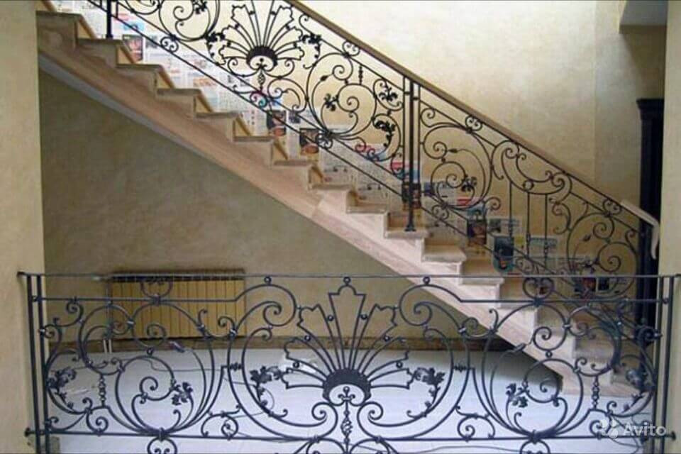 Дерев'яні сходи з металевими бильцями