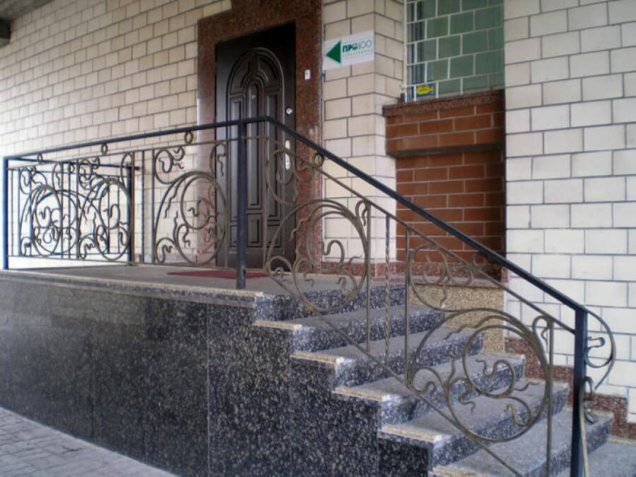 Пристінне кріплення для поруччя з металу