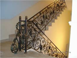 Поручні в будинку з металу