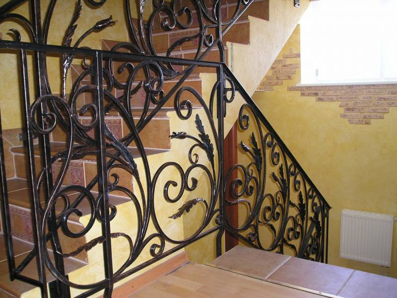 Металеві балісини та поруччя для сходів