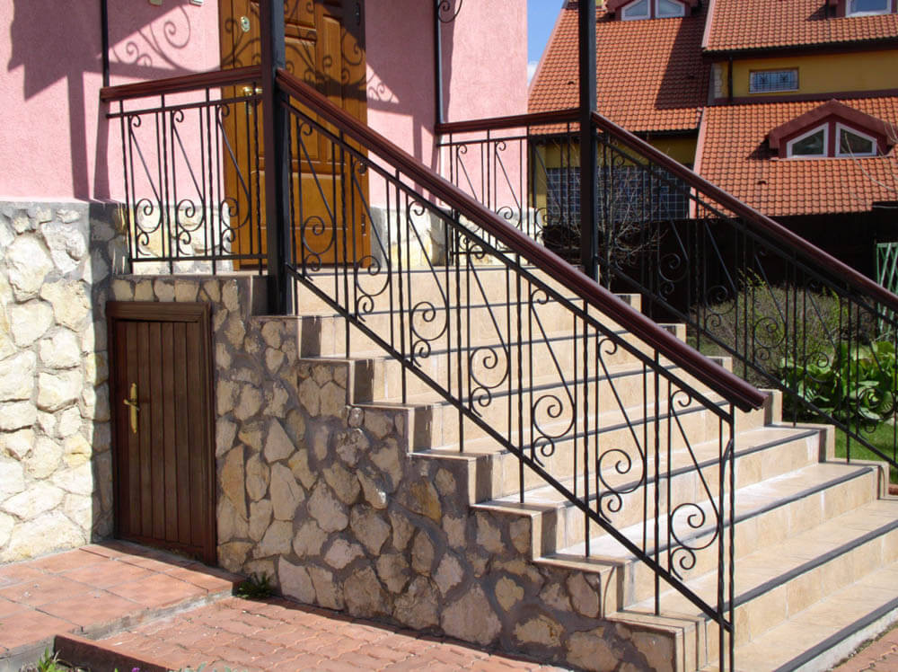 Поручні на ґанку з металу