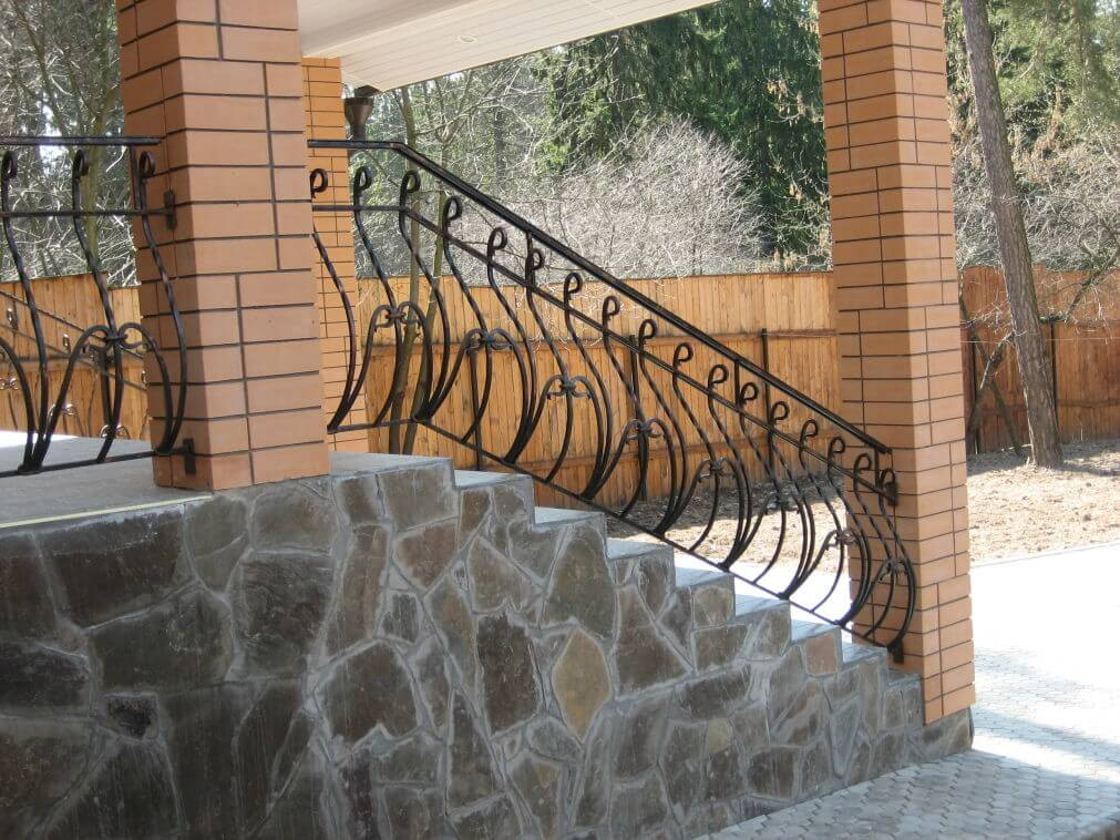 Поручні з металу купити