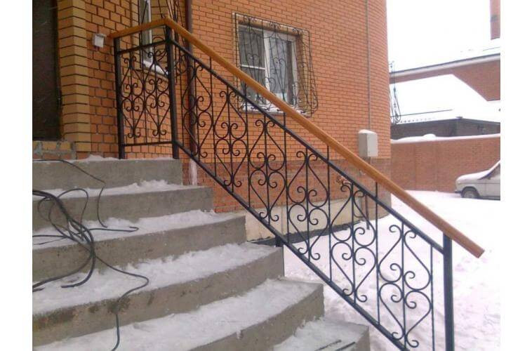 Дерев'яні сходи з кованими бильцями