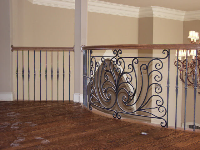 Дерев'яні сходи з металевими бильцями