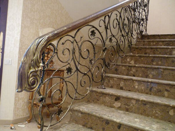 Ковані бильця для драбини з металу