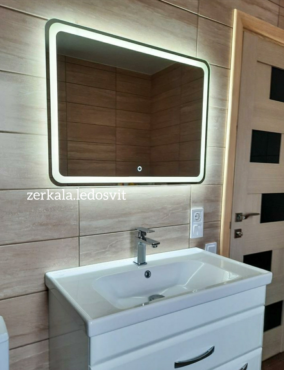 Дзеркало LED підсвічування та сенсор