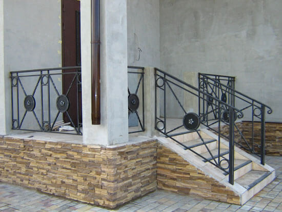 Ковані поручні всередині будинку