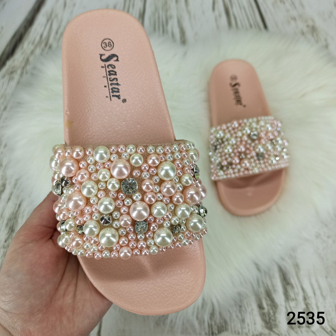 Жіночі шльопанці пудрові з перлами