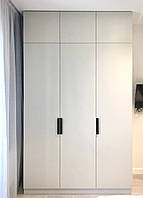 Шафа в коридор в сучасному стилі з фарбованими фасадами мдф