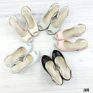 Шкіряні бежеві босоніжки на підборах, фото 4