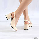 Шкіряні бежеві босоніжки на підборах, фото 7