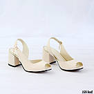 Шкіряні бежеві босоніжки на підборах, фото 3