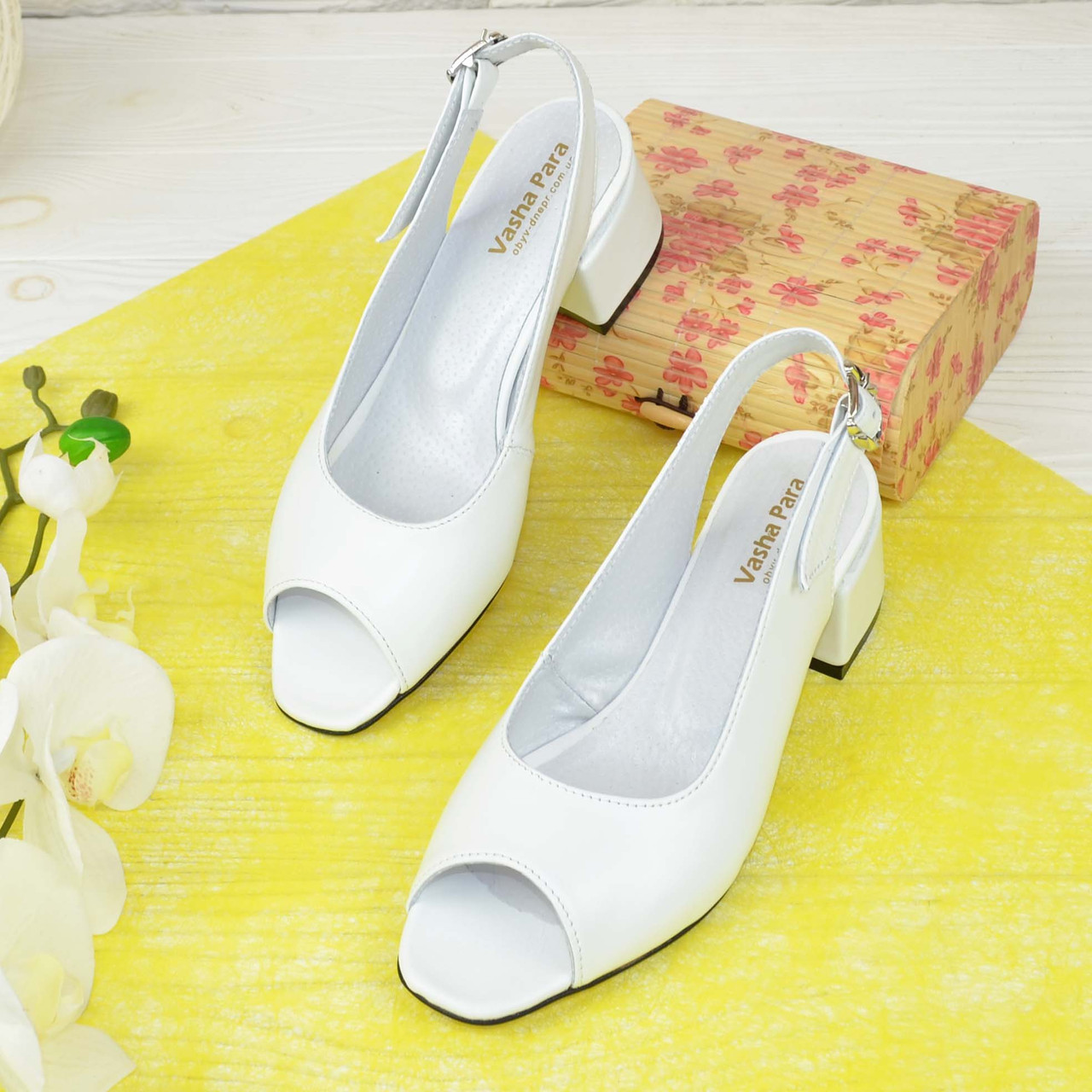 Босоніжки жіночі шкіряні на невисокому підборі, колір білий, фото 1