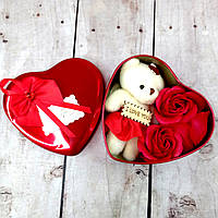 Мыльные розы с игрушкой в подарочной коробке сердечко с мишкой Красные Оригинальные фото